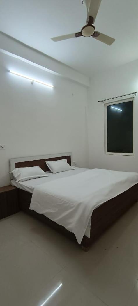 Hotel Geeta Dham à Vrindāvan Extérieur photo